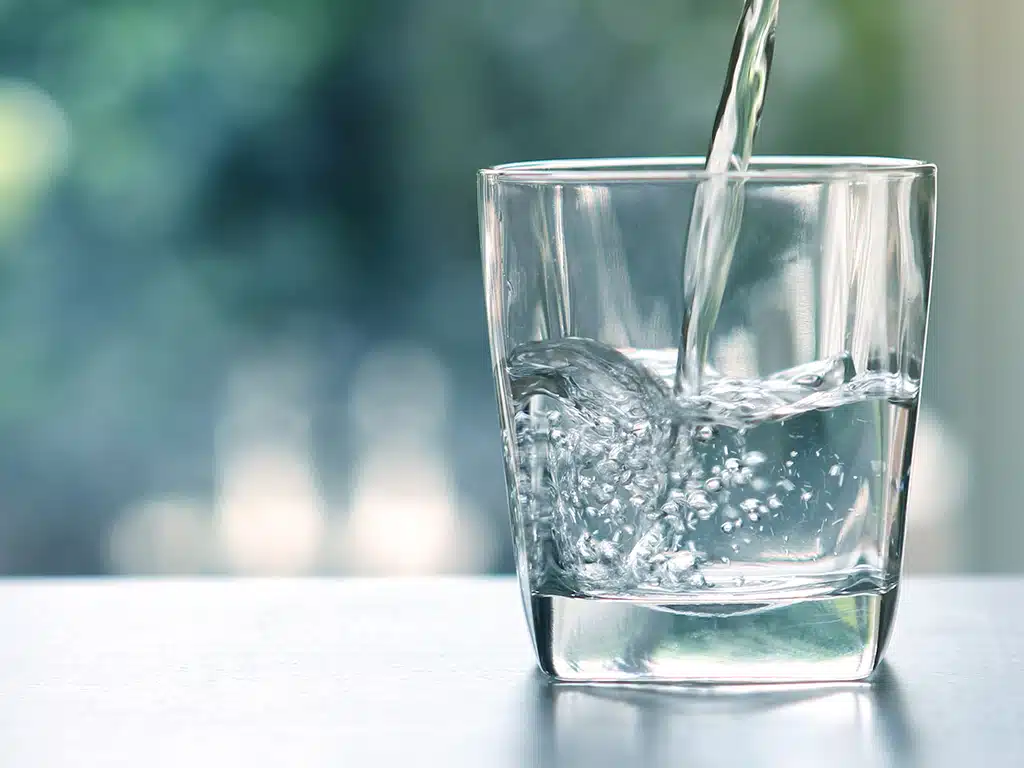 Das Trinkwasser fließt in den Wasserglas 