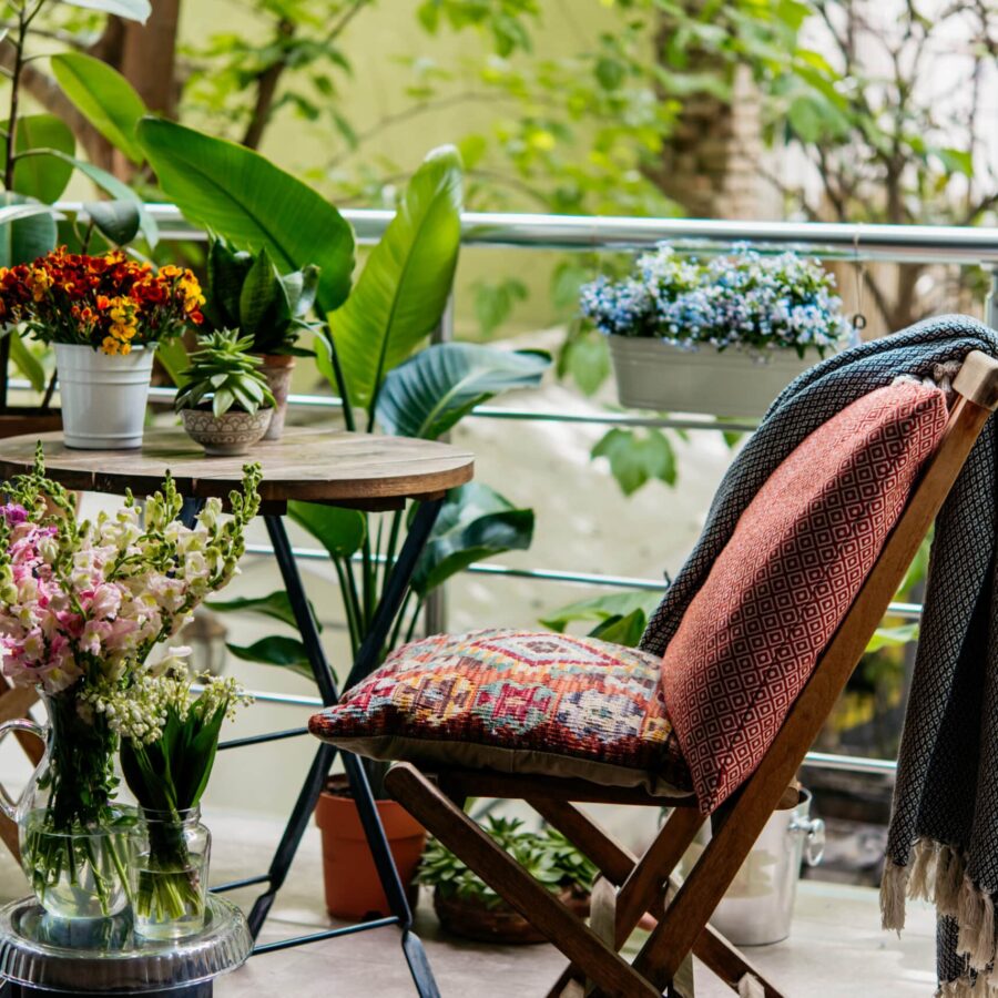 Gemütlicher Balkon mit vielen Pflanzen