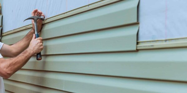 Contractor,Installing,Vinyl,Siding,Plastic,Panels,On,Facade,Wall,Of