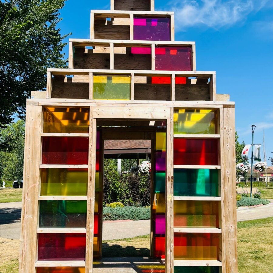 Kinderspielhaus Holz mit getönten Scheiben