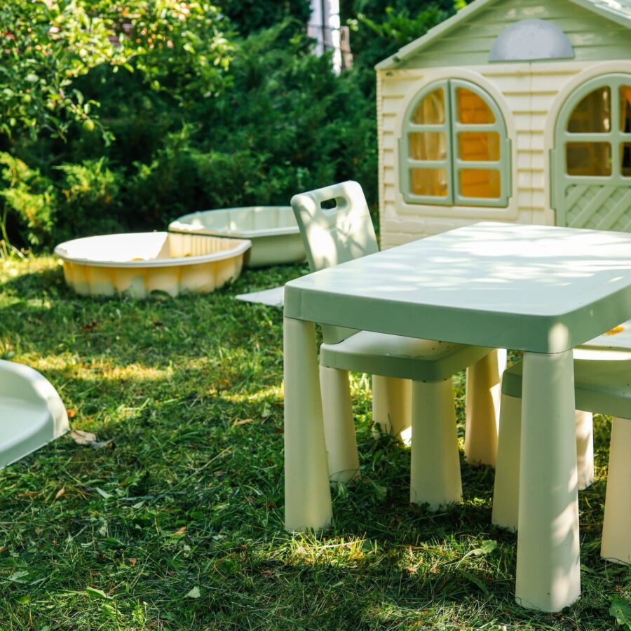Kleines Kinderspielhaus im Garten