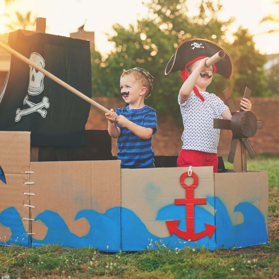 Kinder in einem selbgebasteltem Boot