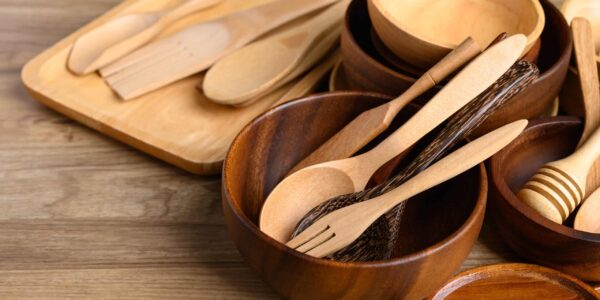 Kitchen,Utensils,,Wooden,Bowl,,Plate,,Dish,And,Spoon,On,Wooden