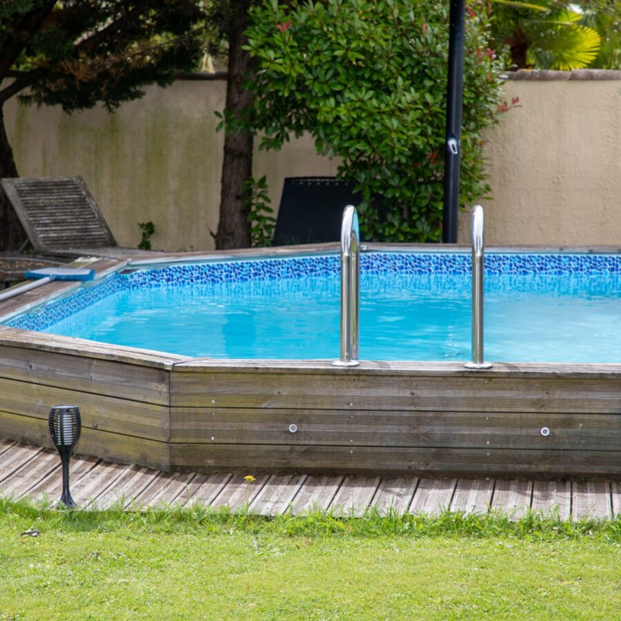 Pool mir hölzerner Umrandung