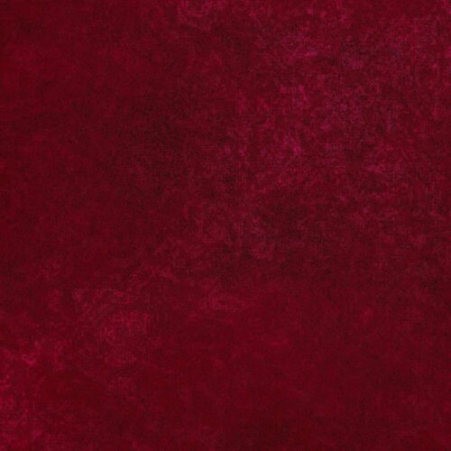 Strukturierte Wandfläche in Bordeauxrot mit unregelmäßiger, samtartiger Textur.
