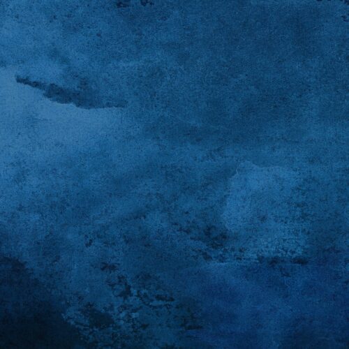 Wand mit strukturierter Tiefseeblau-Farbgebung in verschiedenen dunklen Blautönen.