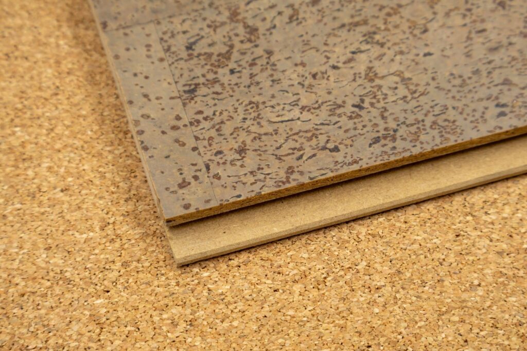 Close,Macro,View,Of,Layered,Cork,Flooring,Boards,Resting,On Nahaufnahme von einer Korkbodenplatten auf einer Korkunterlage, die obere Platte hat eine glatte, gemusterte Oberfläche.