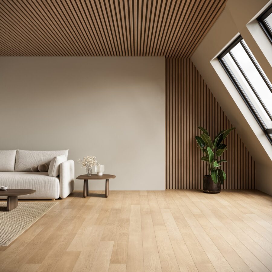 Gemütlicher Raum mit einem Sofa im Hintergrund auf Parkett. Die Decke und ein kleiner Teil der Wand bestehen aus Paneele.