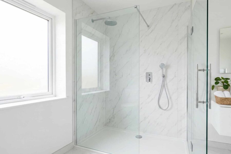 SPC PANEELE BAD Helles Badezimmer mit bodengleicher Dusche, Glasabtrennung und SPC-Wandpaneelen in Marmoroptik