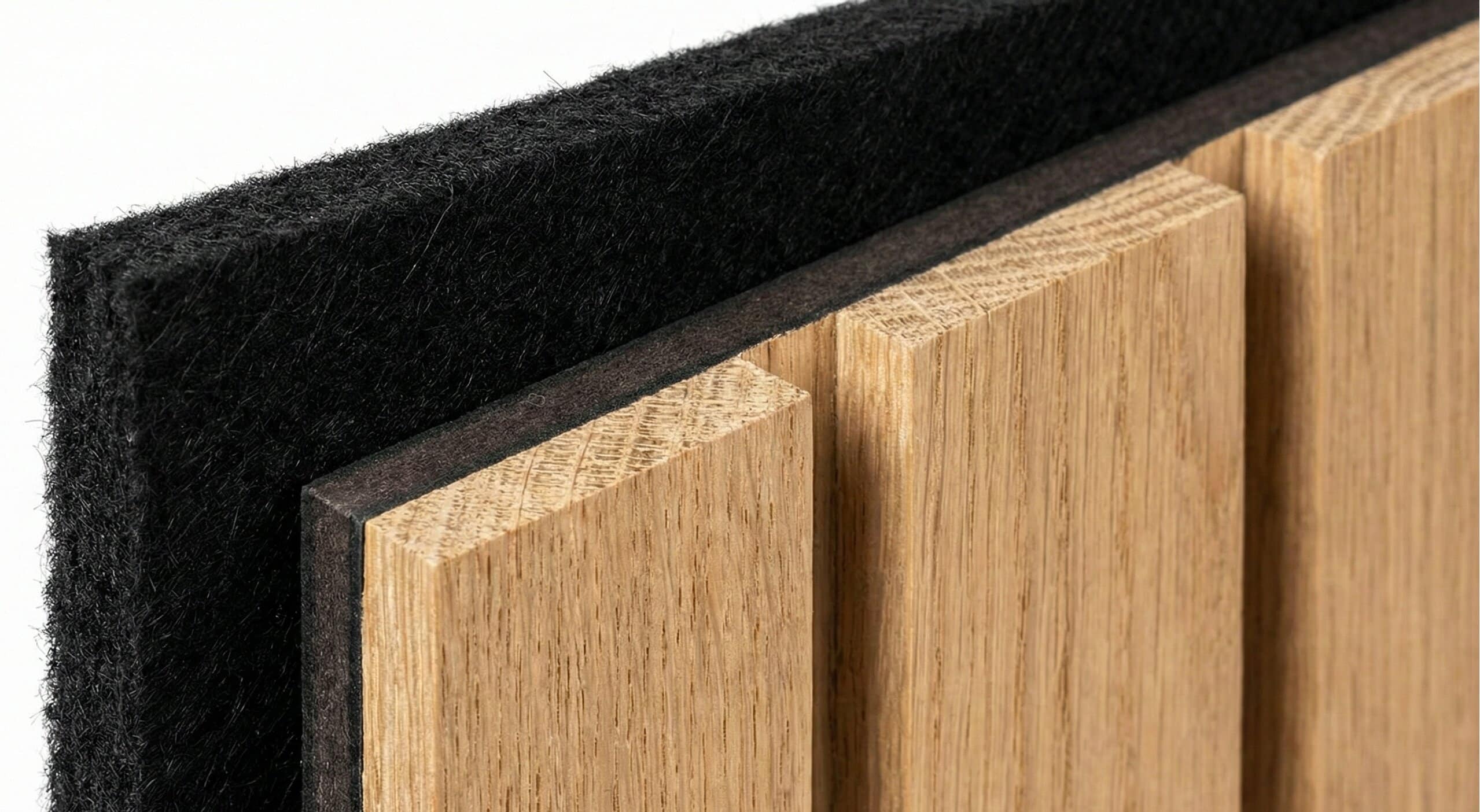 akustikpaneel nahaufnahme Nahaufnahme eines Akustikpaneels mit Holzlamellen und schwarzem Filz.
